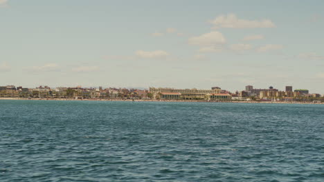 Panoramablick-Auf-Den-Strand-Von-Malvarrosa-Vom-Meer-Aus-An-Einem-Sonnigen-Sommertag