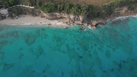 Luftaufnahmen-Mit-Blick-Von-Oben-Auf-Das-Wunderschöne-Klare-Karibische-Meer-Mit-Felsen-Unter-Wasser-Und-Dem-Sandstrand-Playa-Chencho-Auf-Der-Insel-Der-Dominikanischen-Republik