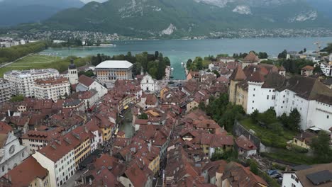 Luftdrohnenlandschaft-Der-Touristischen-Altstadt,-Annecy,-Frankreich