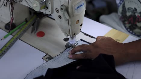 Fábrica-De-Ropa-Mujeres-Máquina-De-Coser-Tercer-Mundo-Niñas-Asiáticas-Esclavitud-Trabajos-Forzados