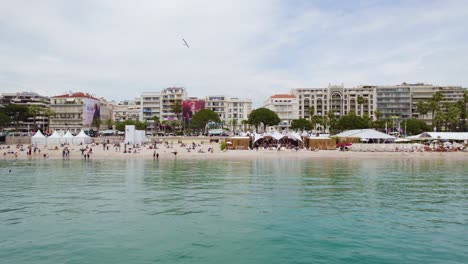 Cannes-Tropicales,-Playas-Mediterráneas-En-Verano-En-La-Costa-De-La-Riviera-Francesa-De-Cote-D&#39;azur---Antena