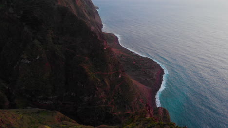 Epischer-Drohnenblick-Auf-Berge-Und-Meer-Ponta-Da-Ladeira-Auf-Madeira