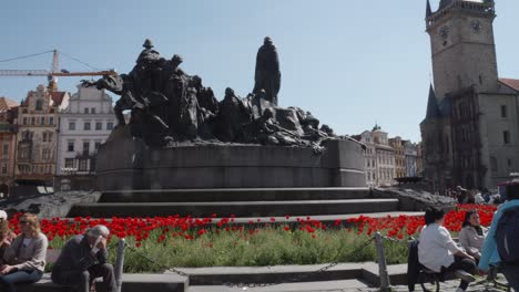 The-Jan-Hus-memorial-in-Old-Town-Square-of-Prague,-Czech-Republic