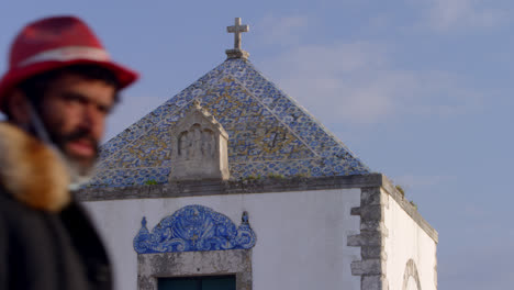 Religiöses-Gebäude-Auf-Dem-Dach-Mit-Kreuz-In-Nazare,-Portugal-über-Dem-Berühmten-Big-Wave-Surf-Break