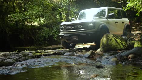 Ford-Bronco-überquert-Einen-Fluss-Im-Wald