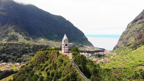 Drohne-Dreht-Sich-Um-Eine-Kirche-Auf-Einem-Hügel-Auf-Madeira