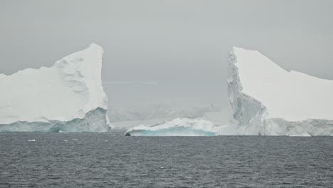 Impresionante-Gran-Iceberg-Se-Rompe-En-Dos-Pedazos