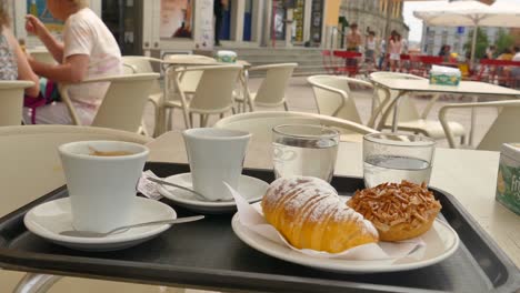 Detail-Eines-Typischen-Cafés-Mit-Portugiesischen-Süßigkeiten-In-Porto,-Portugal