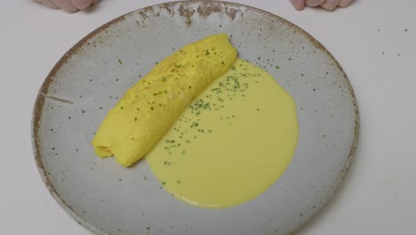 Plato-De-Tortilla-De-Huevo-De-Alta-Cocina-Con-Salsa-De-Queso-Y-Aderezo-De-Verduras