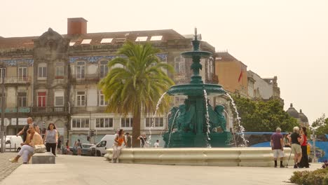 Löwenbrunnen-Am-Gomes-Teixeira-Platz-An-Einem-Sonnigen-Tag-In-Porto,-Portugal