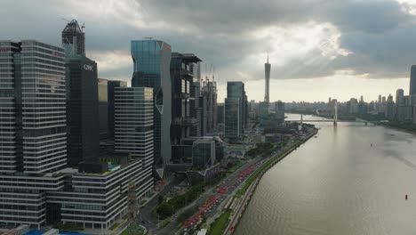 Fliegen-Sie-Bei-Einem-Wunderschönen-Bewölkten-Sonnenuntergang-über-Den-Neuen-Entwicklungsfinanzierungs--Und-High-Tech-Komplex-An-Der-Flussküste-In-Guangzhou,-China
