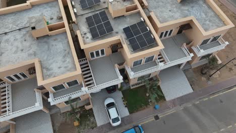 Luftaufnahme-Identischer-Häuserreihen-Mit-Sonnenkollektoren-Auf-Dächern
