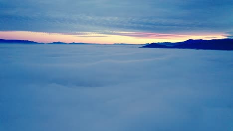 Luftdrohne-Zeigt-Den-Sonnenaufgangshimmel-Der-Andenkordillere-über-Den-Wolken-In-Santiago,-Chile,-Blaue-Panorama-Wolkenlandschaft