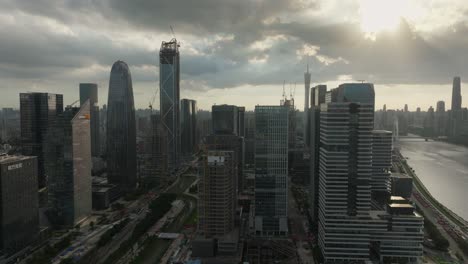 Guangzhou-Alibaba-Group-Bürogebäudekomplex-An-Der-Küste-Des-Zhujiang-Flusses-Mit-Canton-Tower-Im-Hintergrund-Bei-Einem-Wunderschönen-Bewölkten-Sonnenuntergang
