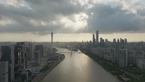 Guangzhou-Stadtbild-Bei-ätherischem-Sonnenuntergang-Mit-Sonnenstrahl,-Der-Durch-Die-Wolken-Scheint
