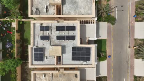 Luftaufnahme-Eines-Hauses-Von-Oben-Nach-Unten-Mit-Sonnenkollektoren-Für-Grüne-Energie