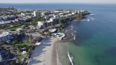 Blick-über-Kings-Beach,-Caloundra,-Sunshine-Coast,-Queensland,-Australien,-Luftdrohnenaufnahme