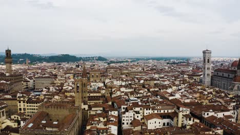 Aerial-view-soaring-over-Florence,-Italy's-rooftops