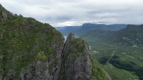 Gente-Parada-En-El-Alto-Pico-De-Una-Montaña-En-Mauricio,-Paisaje-De-Montaña-Tropical