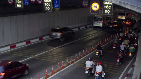 Der-Geschäftige-Verkehr-Im-Saigon-Flusstunnel,-Während-Fahrzeuge,-Darunter-Motorräder,-Busse-Und-Autos,-Durch-Die-Pulsierenden-Straßen-Vietnams-Navigieren