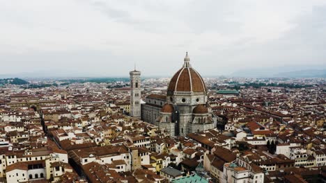 Luftaufnahme-Beim-Wegfahren-Von-Der-Kathedrale-Santa-Maria-Del-Fiore-In-Italien