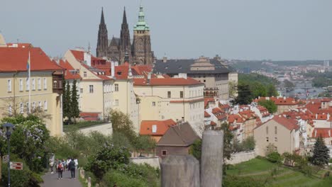 Impresionante-Panorama-Del-Casco-Antiguo-De-Praga-Con-El-Icónico-Castillo-De-Praga-Y-El-Magnífico-St