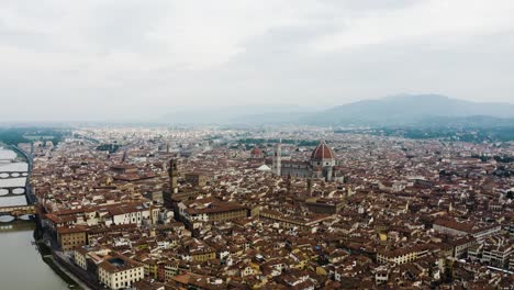 Drohnenaufnahme-Von-Florenz,-Italiens-Stadtbild-An-Einem-Bewölkten-Tag