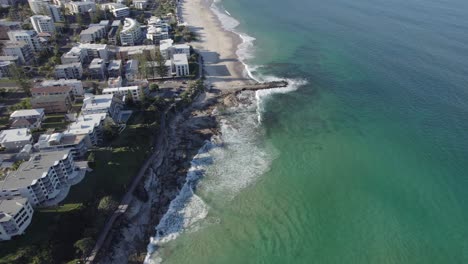 Vista-Aérea-Kings-Beach,-Caloundra,-Costa-Del-Sol,-Queensland,-Australia-Drone-Shot