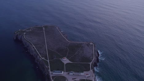 Kippaufnahme-Der-Berühmten-Festung-Sagres-In-Portugal-Bei-Sonnenuntergang,-Luftaufnahme