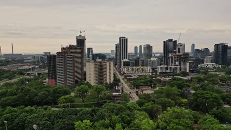 Panorama-Del-Horizonte-De-Toronto-Y-El-Vecindario-Con-Un-Cielo-Dramático-En-Ontario,-Canadá