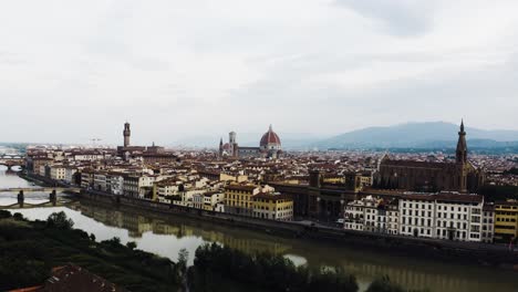 Toma-Aérea-Larga-Sobrevolando-Florencia,-Italia,-Mostrando-La-Multitud-De-Edificios-Que-Albergan-A-La-Población.