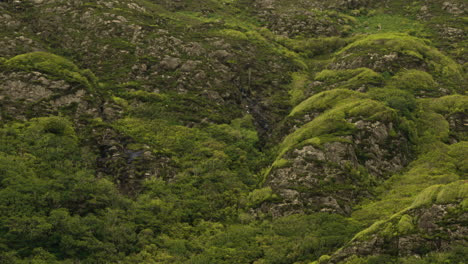 Verdes-Montañas-ásperas-Sobre-La-Abadía-De-Kylemore-En-El-Condado-De-Galway,-Irlanda