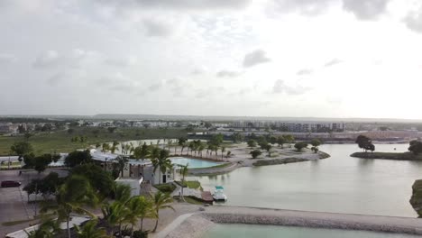 Panorama-Drohnenansicht-Eines-Städtischen-Ferienresorts-In-Der-Dominikanischen-Republik,-Punta-Cana