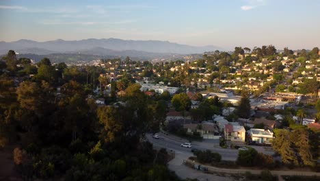 Drohnenschuss-Fliegt-über-Die-Straße-In-Einem-Wohnviertel-Von-Los-Angeles