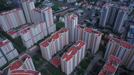 Vuelo-Aéreo-Sobre-Un-Gran-Desarrollo-Residencial-Moderno-En-Un-Día-Soleado-En-La-Ciudad-De-Ho-Chi-Minh,-Vietnam
