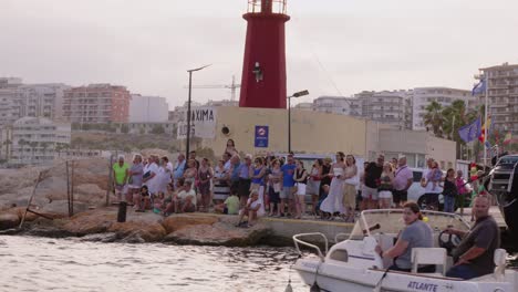 Público-De-La-Procesión-De-Barcas-En-El-Día-De-La-Virgen-Del-Carmen
