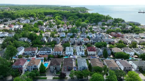 Idyllic-american-residential-area-with-green-trees-and-swimming-pools-near-South-Shore-of-Staten-Island,-New-York---Drone-panorama-wide-shot