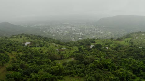 Cámara-Aérea-De-Drones-Moviéndose-Sobre-Montañas-Forestales-Con-Muchos-Campos-Anegados-En-Medio-De-La-Montaña,-Una-Vista-Maravillosa-En-La-Temporada-De-Lluvias