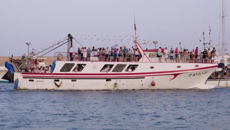 Das-Hauptfischerboot-Segelt-Zur-Bootsprozession-Zum-Tag-Der-Virgen-Del-Carmen