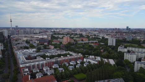 Beste-Luftaufnahme-Von-Oben,-Fernsehturm,-Stadt-Berlin,-Libeskind-Gebäude,-Deutschland,-Sommertag-2023