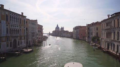 Barcos-Y-Edificios-En-El-Gran-Canal-Temprano-En-La-Mañana-En-Venecia,-Italia