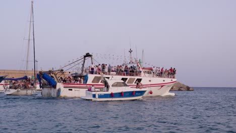 Das-Hauptfischerboot-Sticht-In-See-Für-Die-Bootsprozession-Zum-Tag-Der-Virgen-Del-Carmen-In-La-Vila