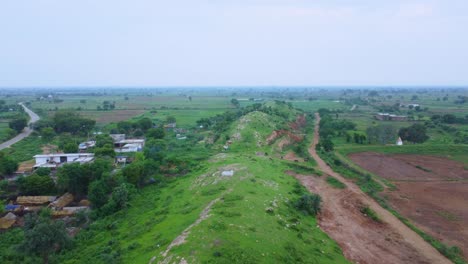 Vista-Aérea-De-Drones-De-Una-Aldea-Rural-De-La-India-Cubierta-De-Una-Exuberante-Jungla-Verde-En-Gwalior-Madhya-Pradesh-India