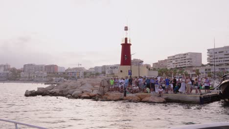 Público-De-La-Procesión-De-Barcas-En-El-Día-De-La-Virgen-Del-Carmen