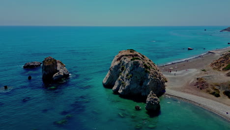 Toma-Aérea-De-Drones-De-Una-Formación-Rocosa-Natural-En-La-Playa-De-Aphrodites,-Chipre