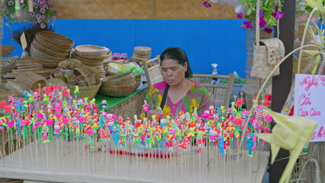 El-Mundo-De-Las-Figuritas-De-Juguete-Tradicionales-Vietnamitas-Como-Una-Hábil-Comerciante-Les-Da-Vida-Ante-Tus-Ojos-En-Su-Vibrante-Puesto