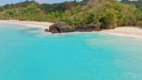 Ruhige-Tropische-Insel-Breman-Beach-Mit-Meereswellen,-Die-An-Der-Küste-In-Las-Galeras,-Dominikanische-Republik,-Plätschern
