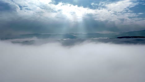 In-Den-Wolken-Schoss-Eine-Drohne-über-Die-Wolken-In-Den-Bergen,-Wie-Das-Haus-Gottes