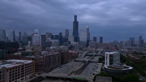 Chicago,-USA,-Drohnen-Hyperlapse-Des-Autobahnverkehrs-Und-Der-Wolkenkratzer-In-Der-Innenstadt-In-Der-Dämmerung