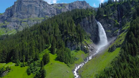 Luftpanoramablick-Auf-Den-Staubifall-Wasserfall,-Eingebettet-Im-Grünen-Wald-Der-Schweiz